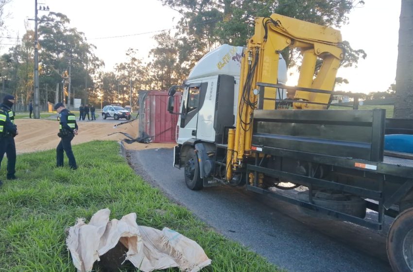  Caminhão derrama soja no Botânico e trecho fica interditado