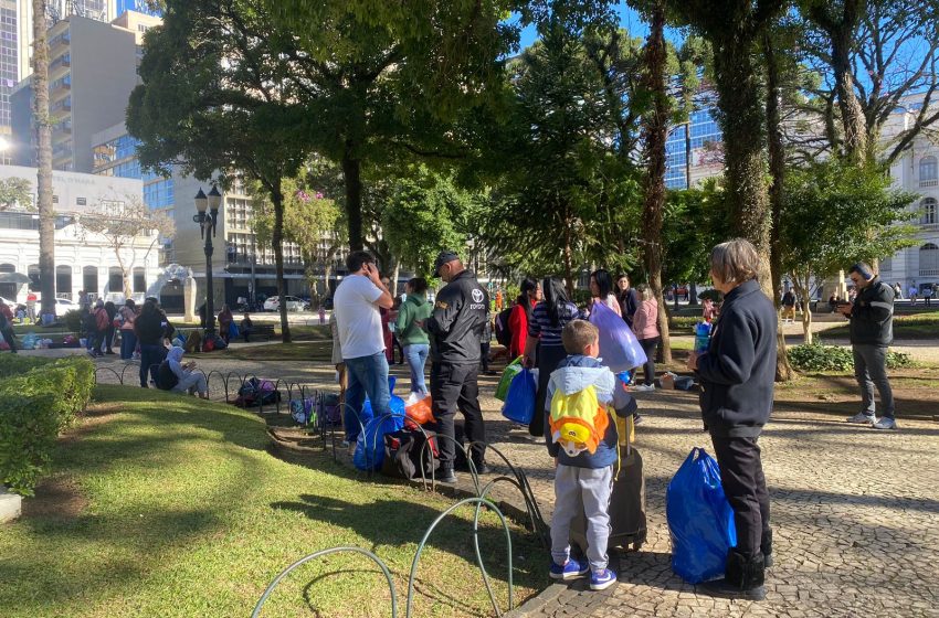  Entrega de brechós na praça Santos Andrade movimenta Curitiba