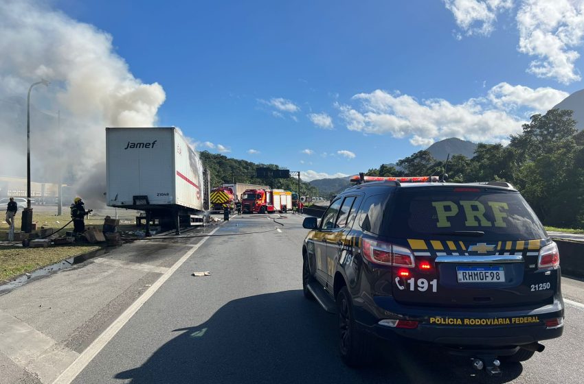  Caminhão pega fogo e BR-376 tem desvio no sentido SC