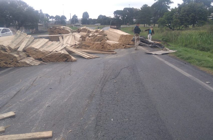 Caminhão carregado com madeira tomba no Contorno Sul de Curitiba