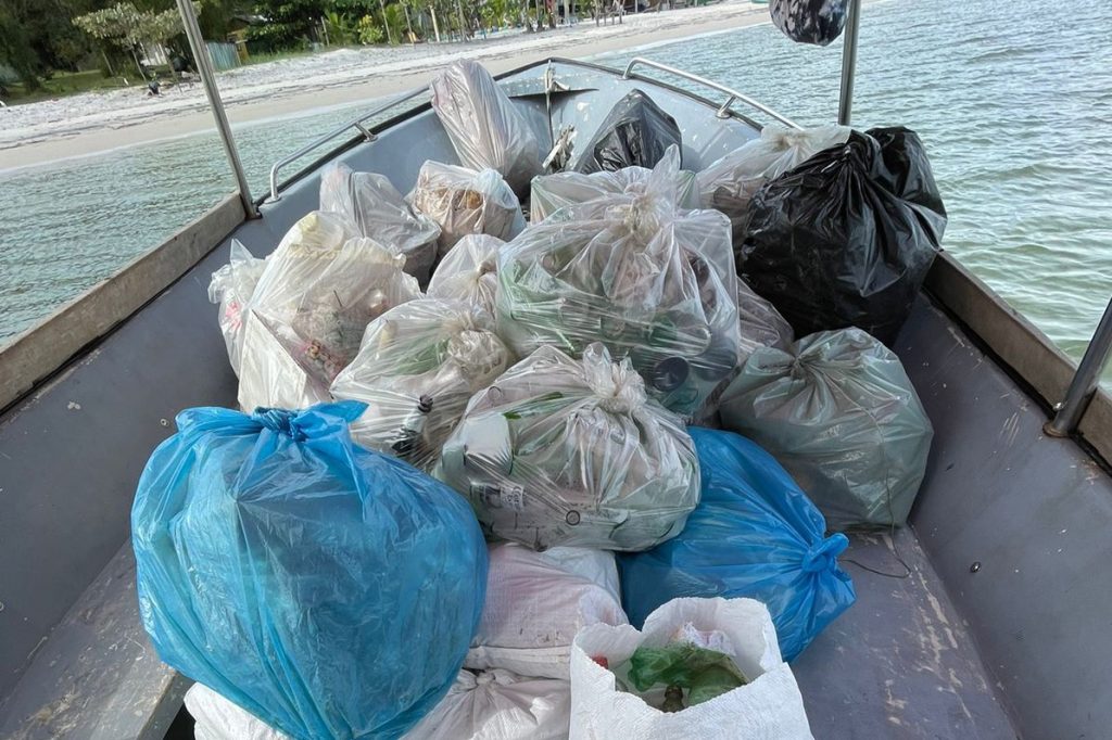 Duas toneladas de lixo são recolhidas na Ilha do Mel