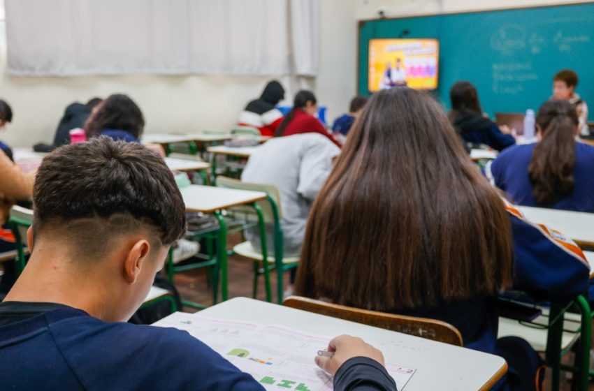  Após aprovação, governador sanciona programa Parceiro da Escola