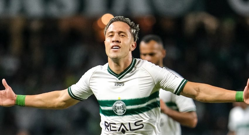  Com gol de antes do meio-campo, Coritiba volta a vencer