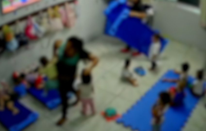 Professora flagrada puxando bebês pelo braço é indiciada por maus-tratos