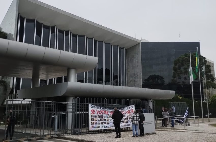  Manifestantes permanecem dentro de prédio da Assembleia Legislativa