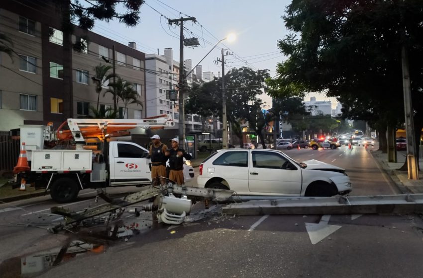 Carro derruba poste e bloqueia Rua Guararapes em Curitiba