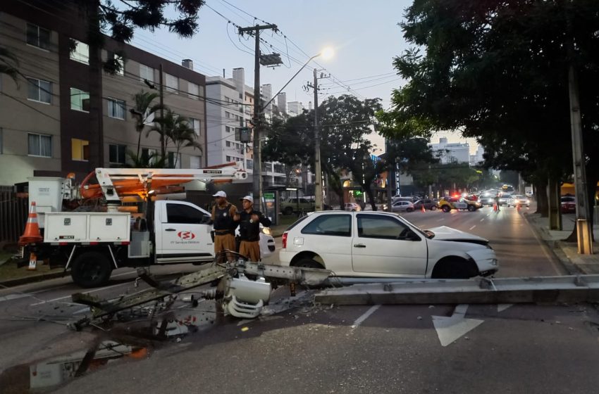  Carro derruba poste e bloqueia Rua Guararapes em Curitiba