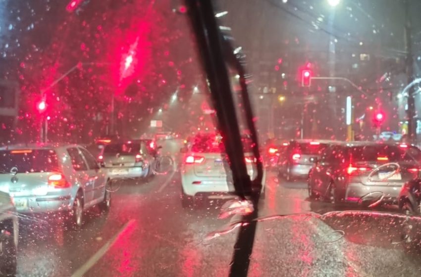 Depois de 20 dias, Curitiba volta a registrar chuva forte
