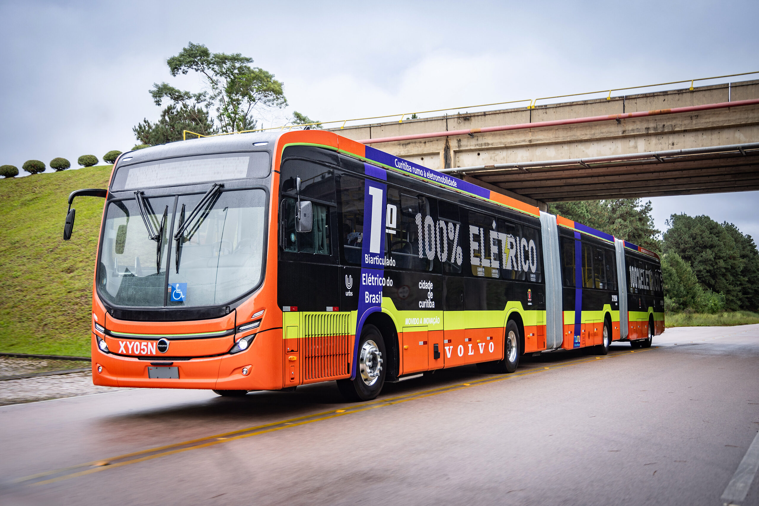 Volvo testa em Curitiba, ônibus bi-articulado totalmente elétrico