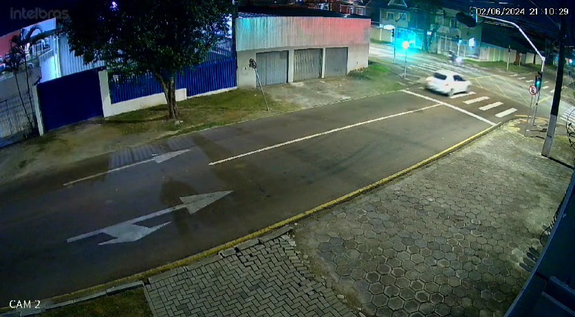  Motociclista fura sinal vermelho e garupa morre