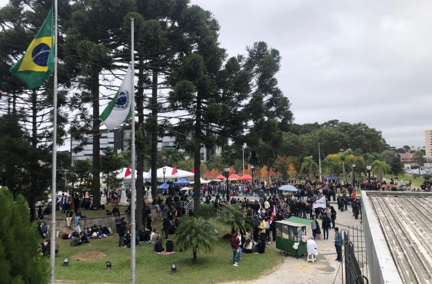  Apesar de aprovação na Alep, sindicato dos professores mantém greve