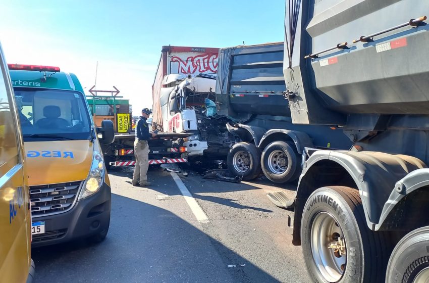  Caminhoneiro fica gravemente ferido em acidente no Contorno Leste