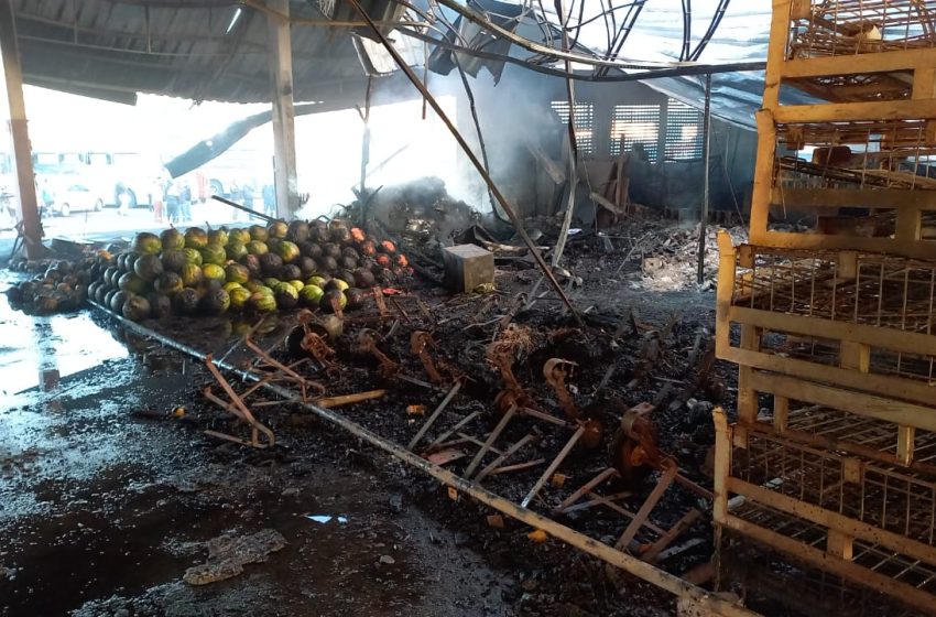  Incêndio na Ceasa destrói pavilhão, mas não deixa feridos