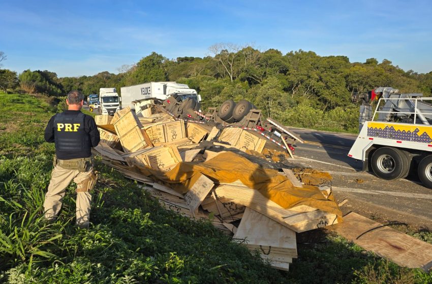  Tombamento de caminhão bloqueia Rodovia do Xisto
