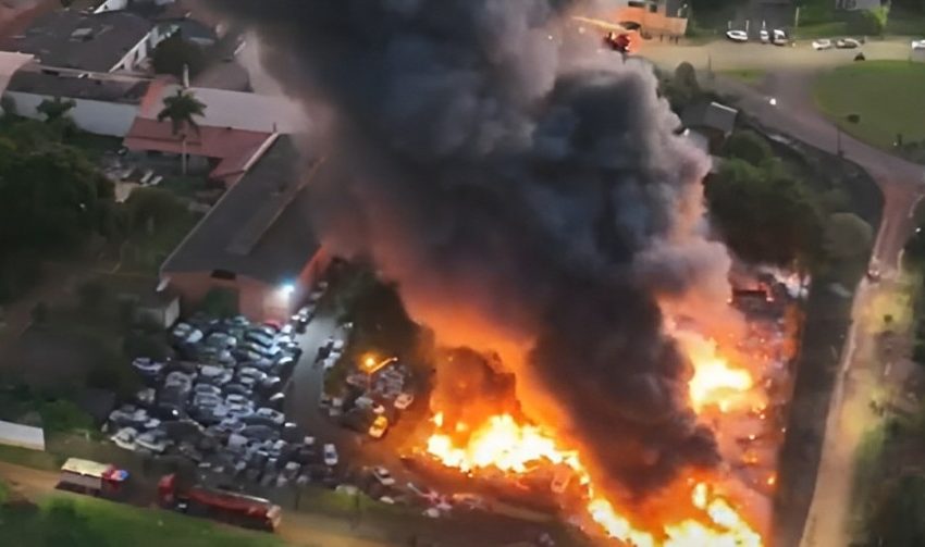 Incêndio em pátio policial destrói centenas de veículos no PR