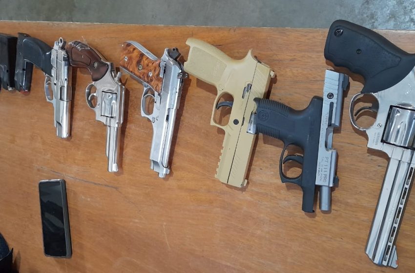 Pequeno arsenal de armas é apreendido em rodovia do Paraná