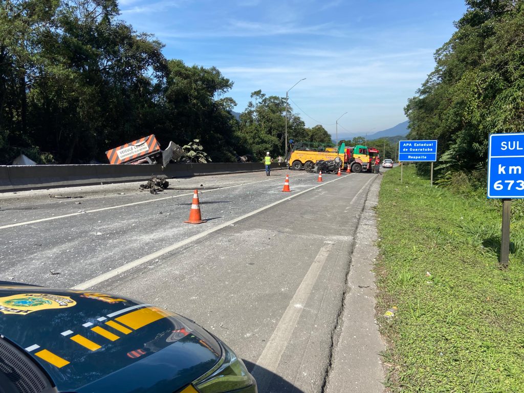 Caminhão carregado com verduras tomba na BR-376, em Guaratuba