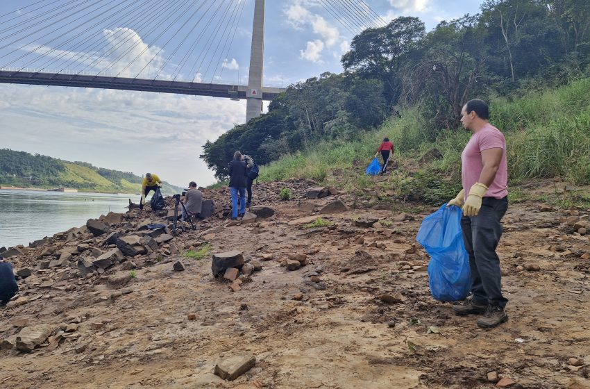  Voluntários recolhem 500kg de lixo dos rios Iguaçu e Paraná