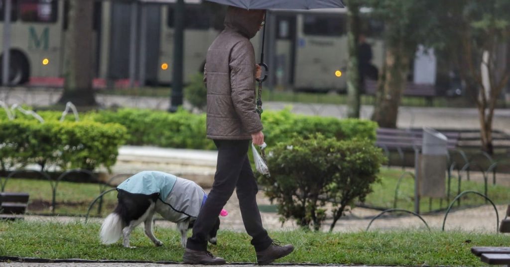 Frente fria avança pelo Paraná neste sábado