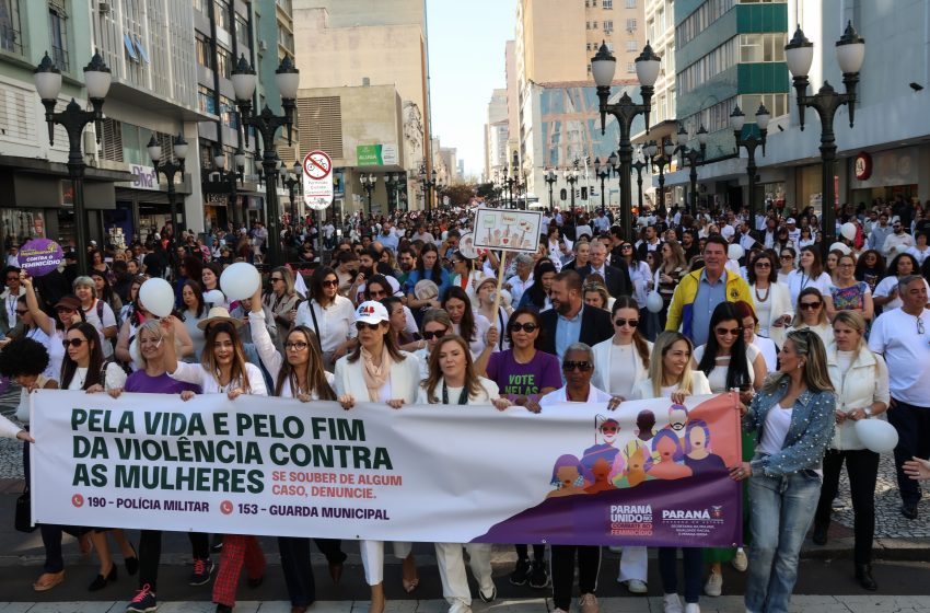  Curitiba: caminhada de combate ao feminicídio reúne 2 mil pessoas