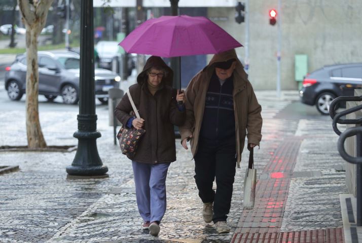 Tempo vira em Curitiba, com chuva e frio neste domingo