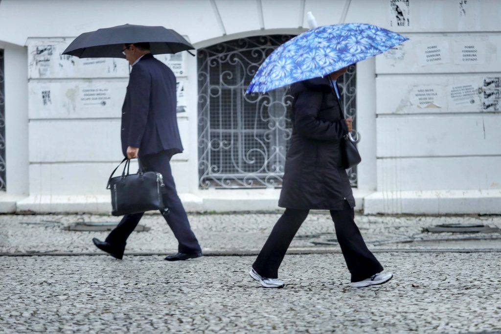 Quinta-feira tem chuva e possibilidade de raios no Paraná