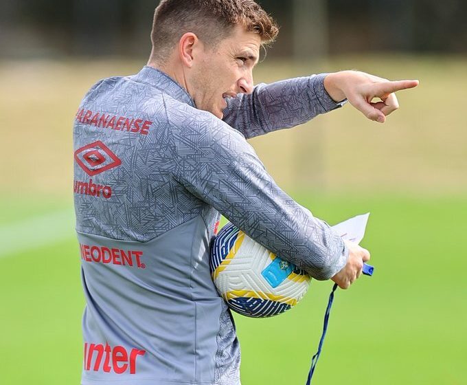  Elenco do Athletico participa de primeiro treino com novo técnico