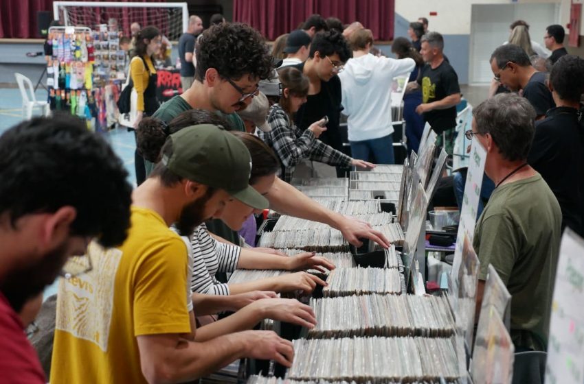 Feira reúne 15 mil discos de vinil, em Curitiba