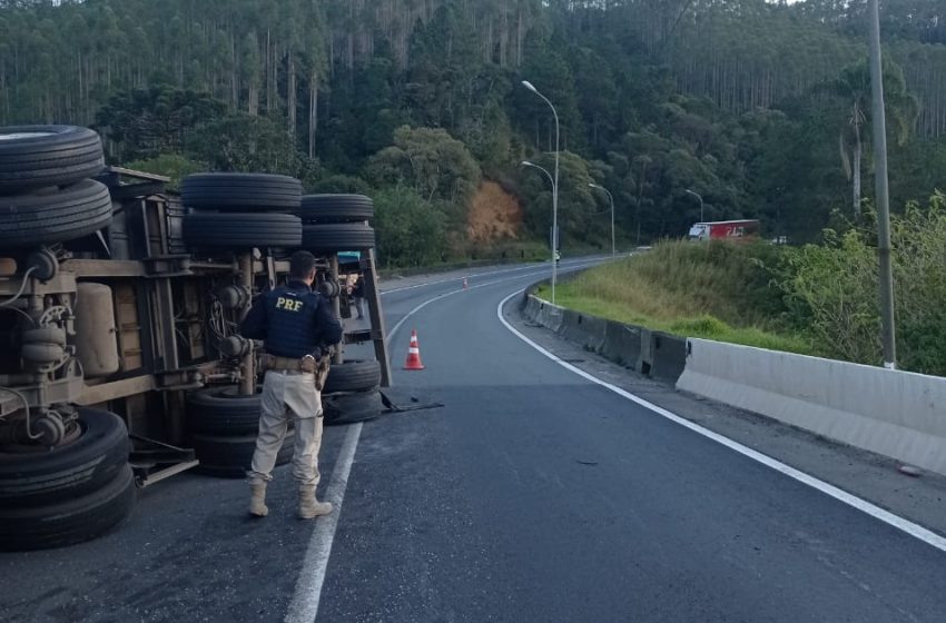  Passageira morre em tombamento de caminhão na BR-116