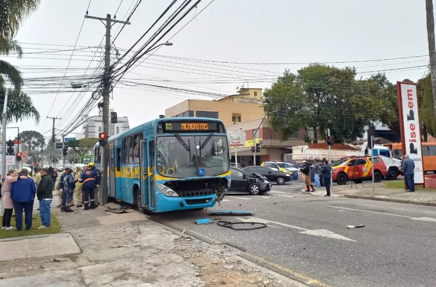 Acidente entre carro e ônibus do transporte especial deixa feridos