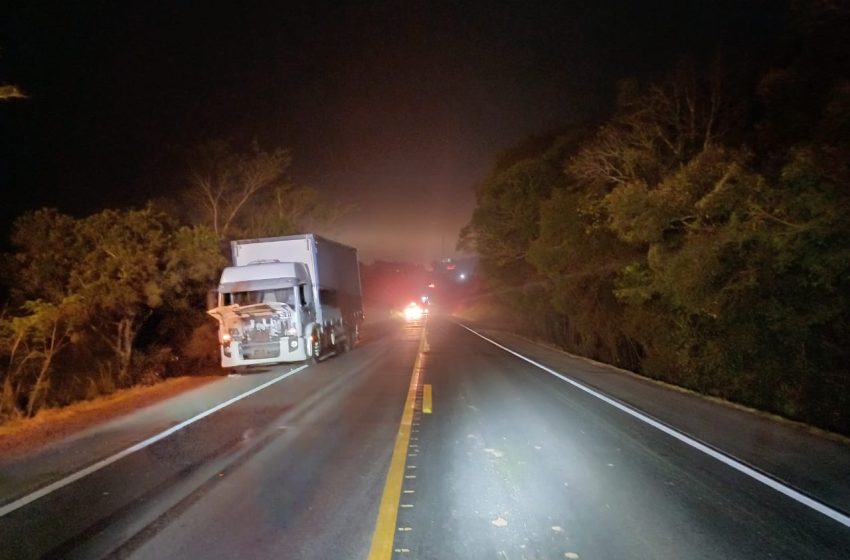  Caminhão bate em cavalo e derrama carga de detergente