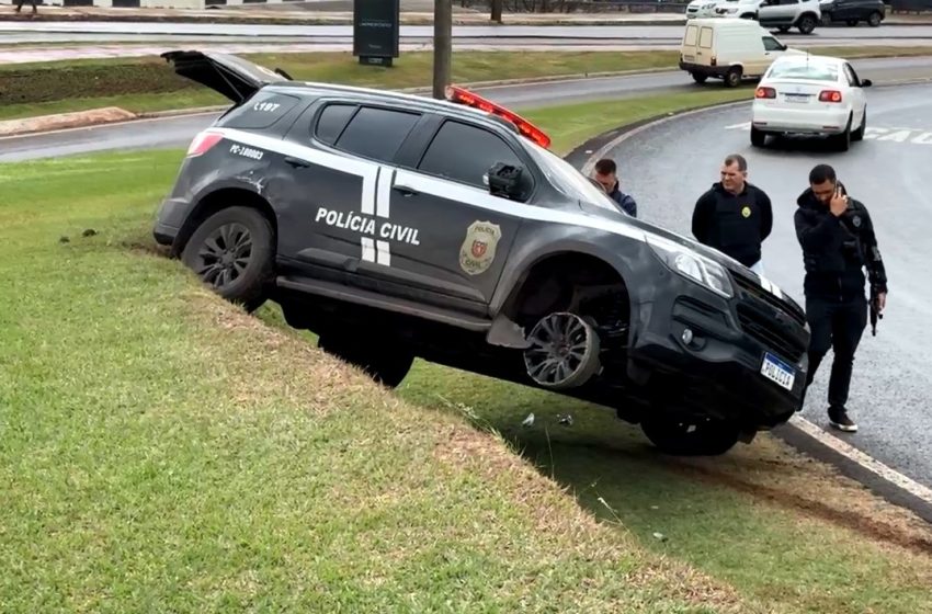  Policial civil é preso após capotar viatura falsa