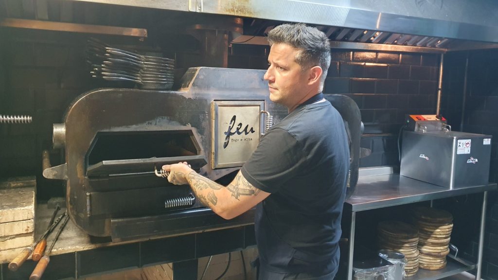 Restaurante é destaque com comida feita no fogão à lenha