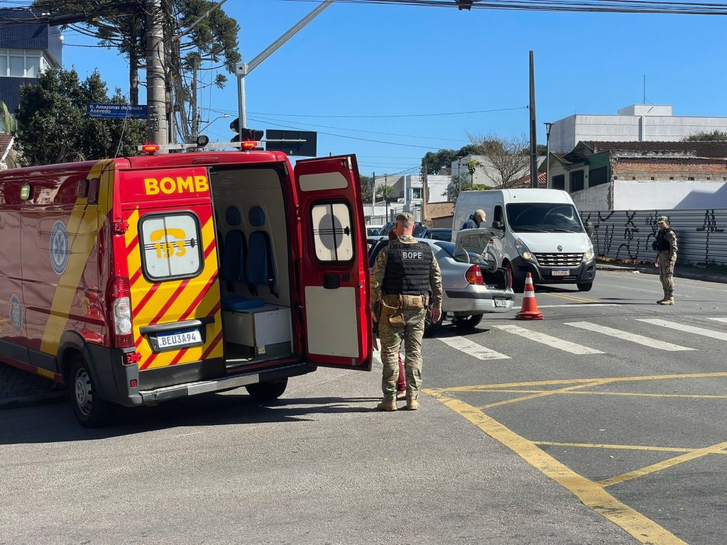 Celular pega fogo dentro de carro e provoca acidente