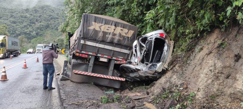 Carro é prensado por caminhão; bebê é salvo pela cadeirinha