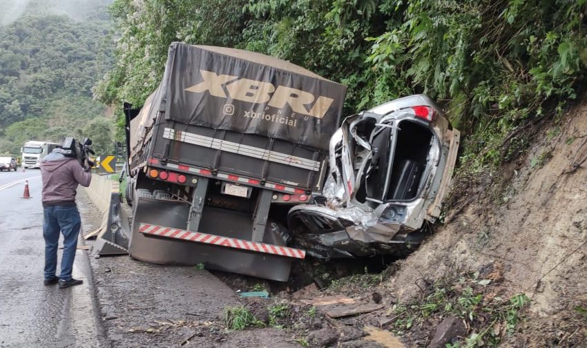  Carro é prensado por caminhão; bebê é salvo pela cadeirinha