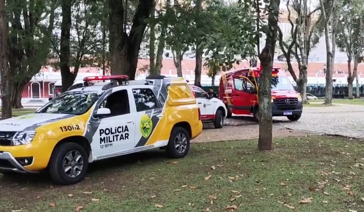  Polícia investiga morte de homem em praça de Curitiba