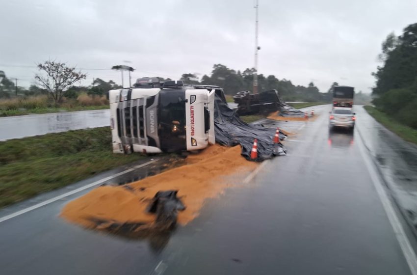  Caminhão tomba e bloqueia BR-376 nos Campos Gerais