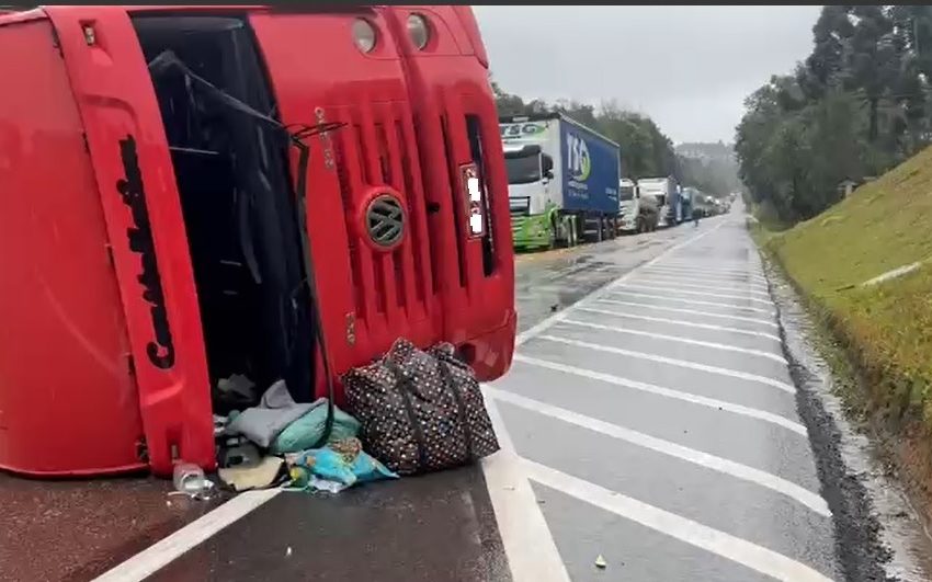  BR-116 é liberada após tombamento de caminhão, na Grande Curitiba