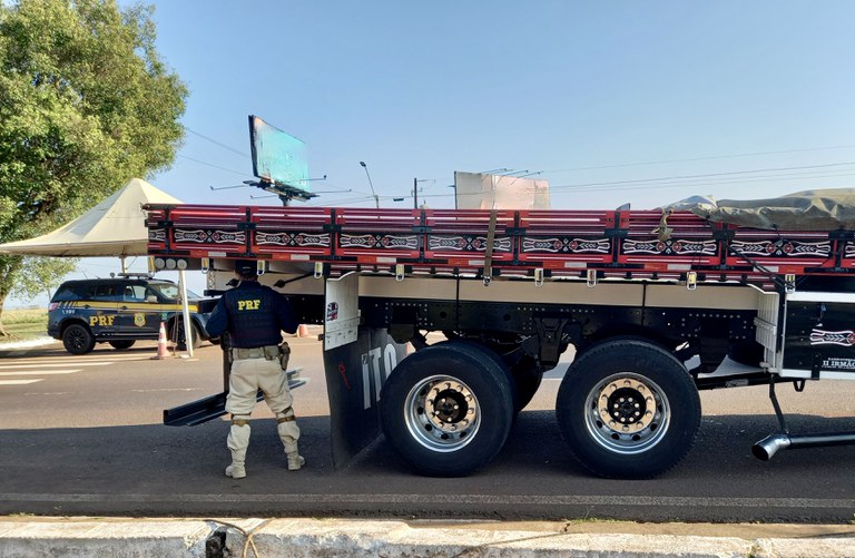  Caminhão é flagrado com 21 pneus irregulares