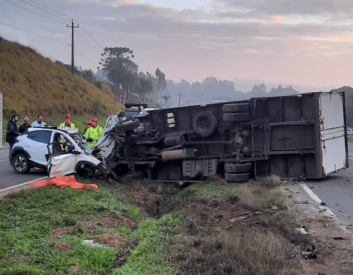  Acidente em rodovia nos Campos Gerais deixa três mortos