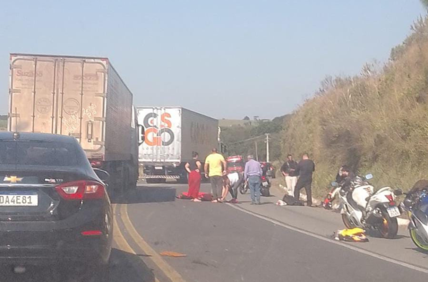  Mulher morre em acidente entre moto e caminhão na BR-476