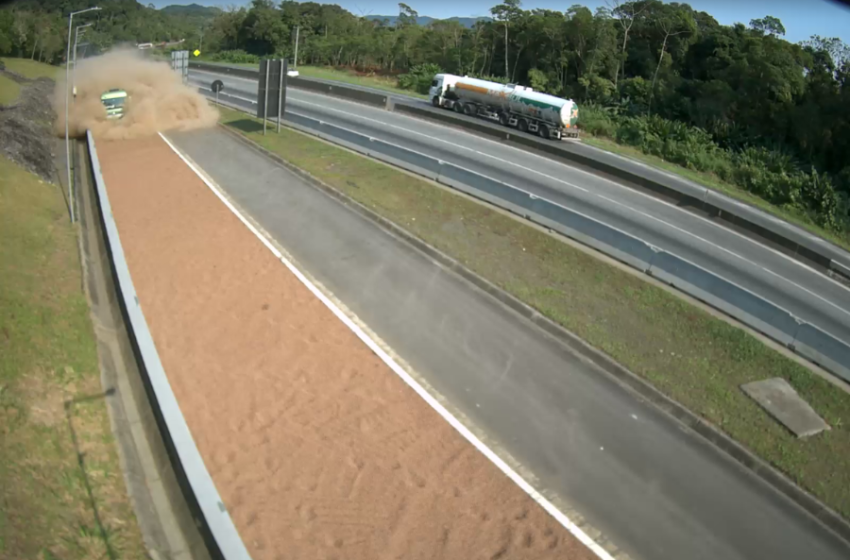  Caminhão com falha acessa área de escape na BR-277; vídeo