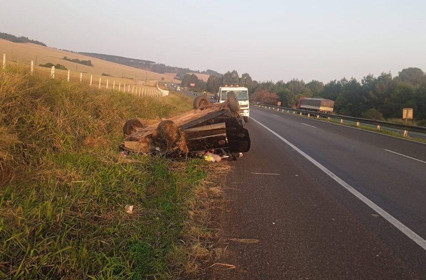  Quatro pessoas ficam feridas em capotamento na BR-376