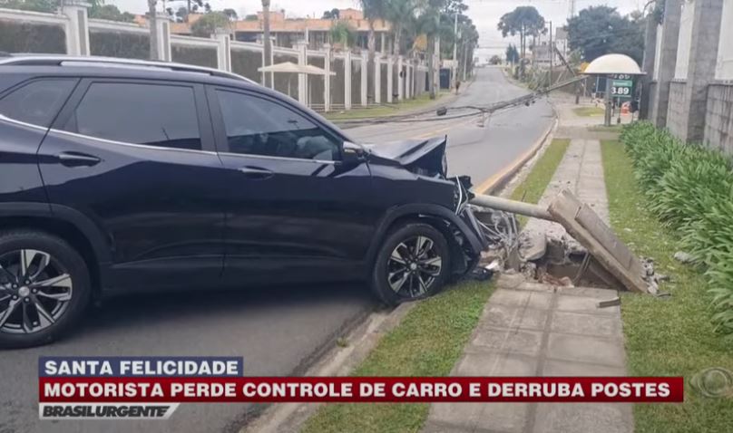 Motorista perde controle da direção e derruba quatro postes