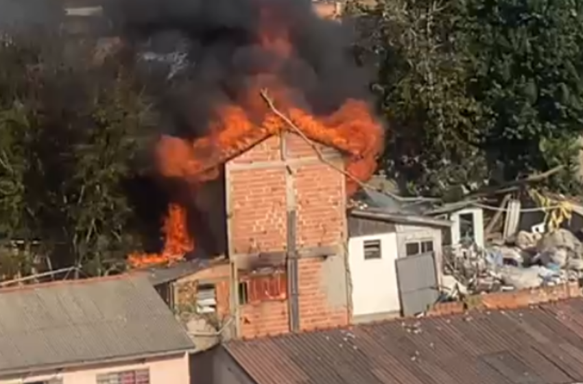  Incêndio atinge imóvel em Colombo, na Região Metropolitana; vídeo