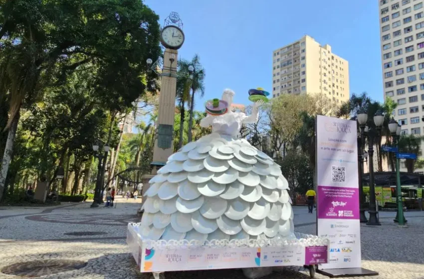  Escultura feita de louças ocupa a Praça Osório, em Curitiba