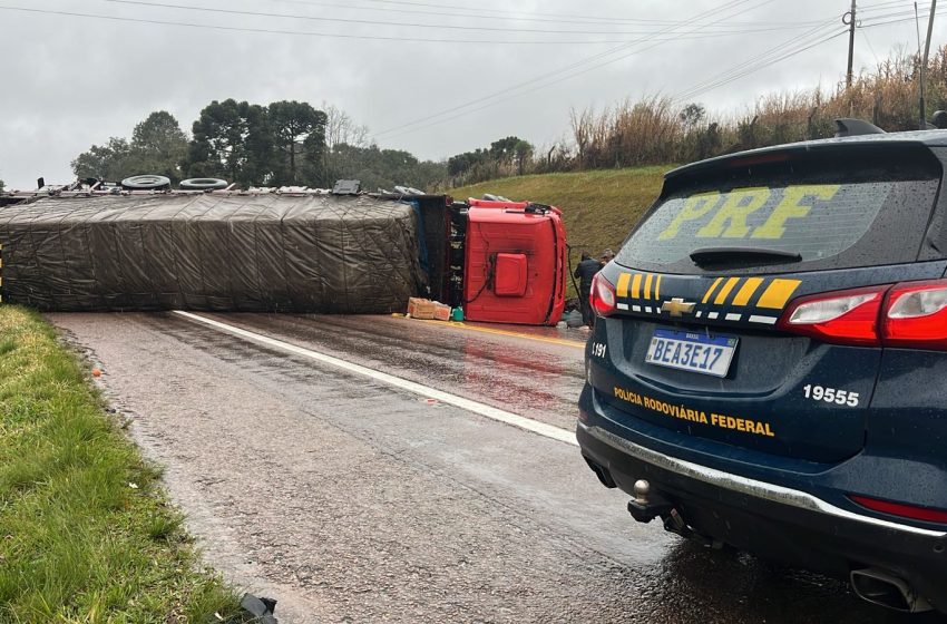 Caminhão carregado com maçã tomba e bloqueia BR-116