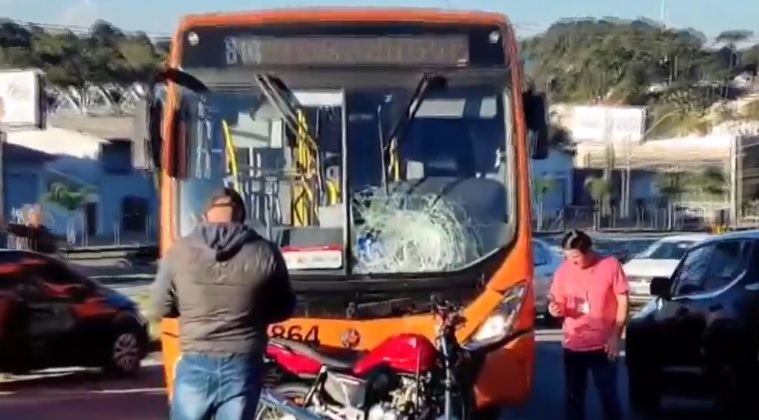  Motociclista morre após bater de frente com ônibus