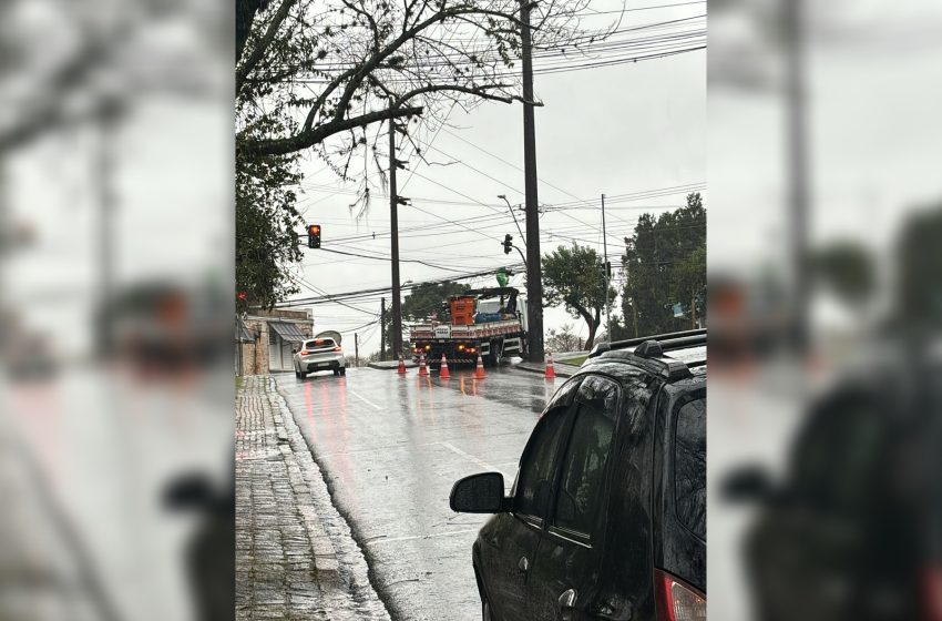  Poste é derrubado em Curitiba; equipes atuam no conserto